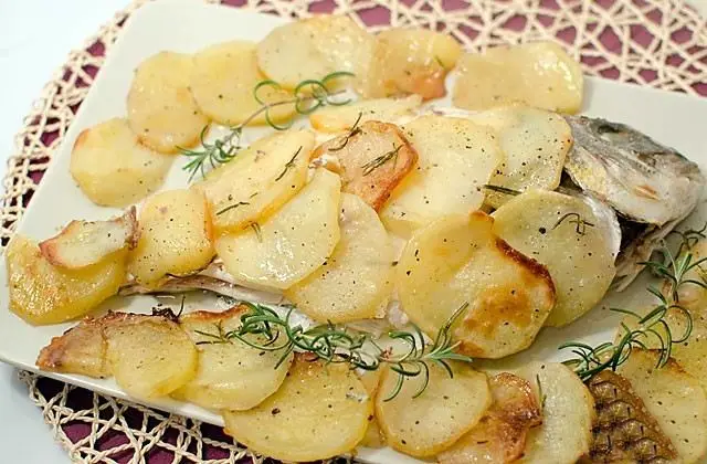 receta dorada al horno con patatas