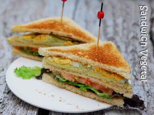 sandwich vegetal de pollo y huevo1